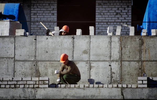 Barnaul Russland November 2021 Ein Arbeiter Baut Die Mauer Eines — Stockfoto