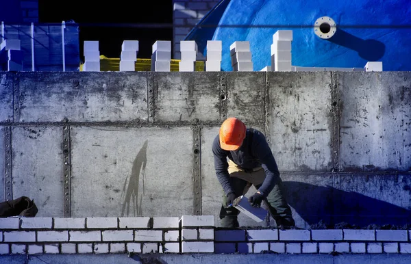 Ouvrier Construit Mur Une Maison Briques — Photo