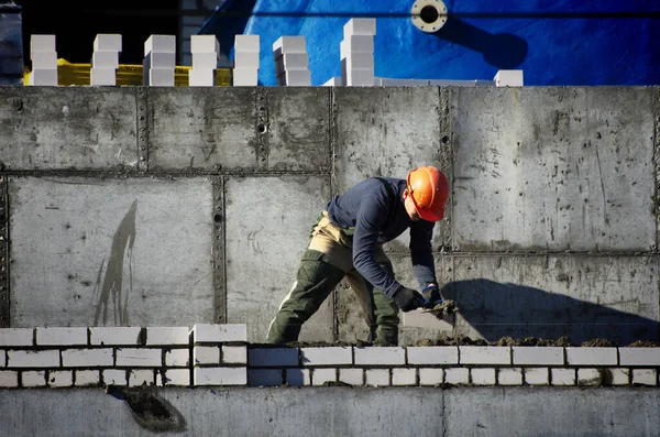 ロシアのバルナウル 2021年11月18日 レンガ造りの家の壁を作る労働者 — ストック写真