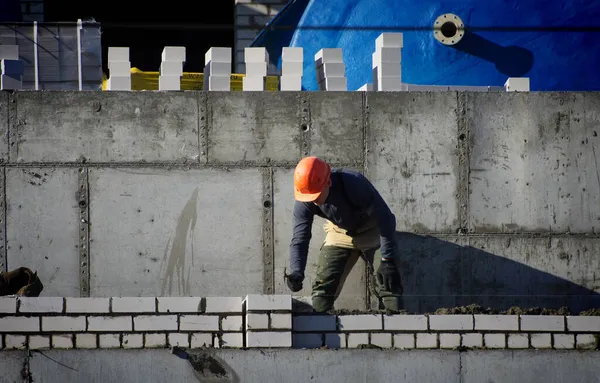 Barnaul Ryssland November 2021 Tegelskiktsarbetare Reser Vägg Byggandet Flervåningshus — Stockfoto