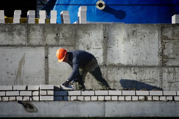 Barnaul Russland November 2021 Ein Maurer Errichtet Eine Mauer Auf — Stockfoto