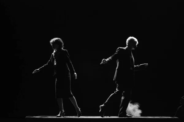 연기를 배경으로 어두운 배경에 남자와 여자의 실루엣 — 스톡 사진