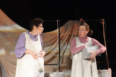 Barnaul, Rusya - 30 Ağustos 2019. Tiyatro oyuncuları oyunun provasında 