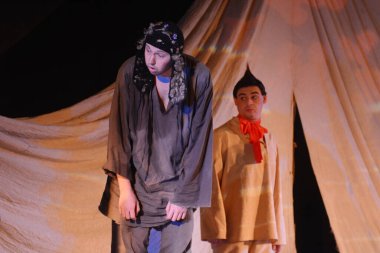 Barnaul, Rusya - 30 Ağustos 2019. Tiyatro oyuncuları oyunun provasında 