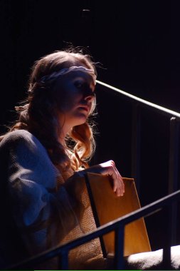 Barnaul, Rusya - 30 Ağustos 2019. Tiyatro oyuncuları oyunun provasında 