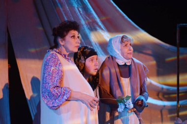 Barnaul, Rusya - 30 Ağustos 2019. Tiyatro oyuncuları oyunun provasında 