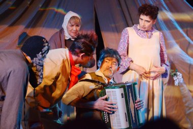 Barnaul, Rusya - 30 Ağustos 2019. Tiyatro oyuncuları oyunun provasında 