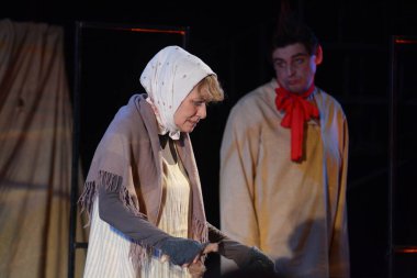 Barnaul, Rusya - 30 Ağustos 2019. Tiyatro oyuncuları oyunun provasında 