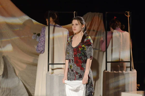 Barnaul, Rusya - 30 Ağustos 2019. Tiyatro oyuncuları oyunun provasında 