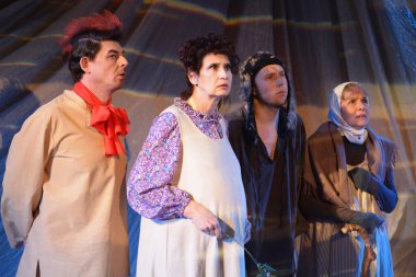 Barnaul, Rusya - 30 Ağustos 2019. Tiyatro oyuncuları oyunun provasında 