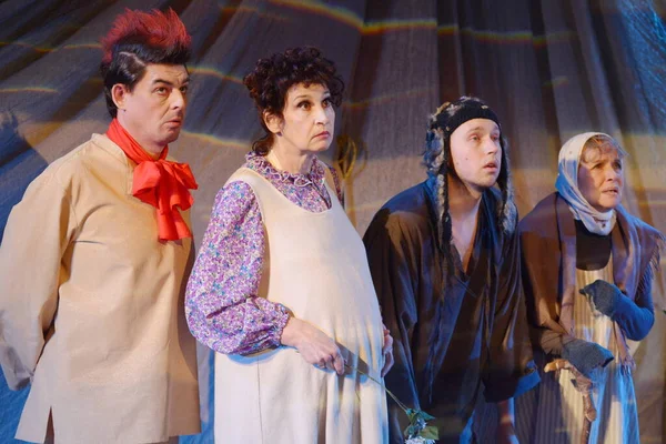 Barnaul, Rusya - 30 Ağustos 2019. Tiyatro oyuncuları oyunun provasında 