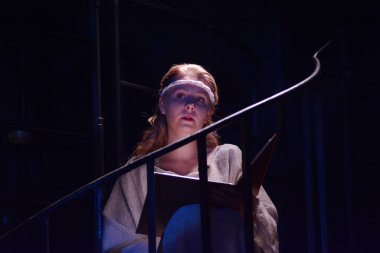 Barnaul, Rusya - 30 Ağustos 2019. Tiyatro oyuncuları oyunun provasında 