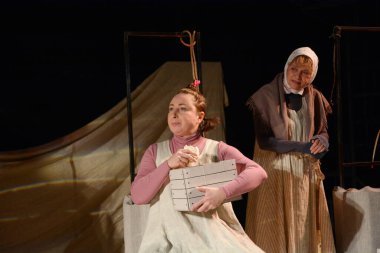 Barnaul, Rusya - 30 Ağustos 2019. Tiyatro oyuncuları oyunun provasında 