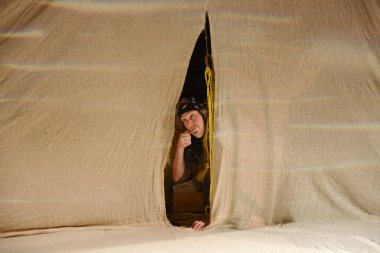 Barnaul, Rusya - 30 Ağustos 2019. Tiyatro oyuncuları oyunun provasında 