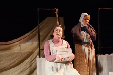 Barnaul, Rusya - 30 Ağustos 2019. Tiyatro oyuncuları oyunun provasında 