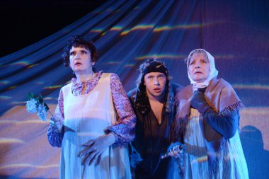 Barnaul, Rusya - 30 Ağustos 2019. Tiyatro oyuncuları oyunun provasında 