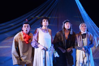 Barnaul, Rusya - 30 Ağustos 2019. Tiyatro oyuncuları oyunun provasında 