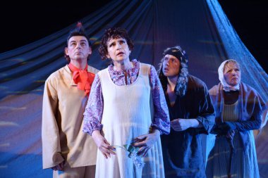 Barnaul, Rusya - 30 Ağustos 2019. Tiyatro oyuncuları oyunun provasında 