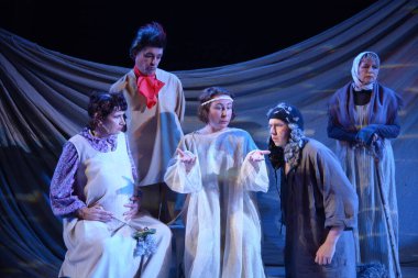 Barnaul, Rusya - 30 Ağustos 2019. Tiyatro oyuncuları oyunun provasında 