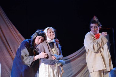 Barnaul, Rusya - 30 Ağustos 2019. Tiyatro oyuncuları oyunun provasında 