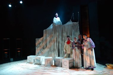 Barnaul, Rusya - 30 Ağustos 2019. Tiyatro oyuncuları oyunun provasında 