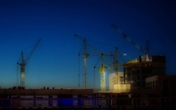 Guindastes Construção Estão Construindo Uma Casa Contra Fundo Pôr Sol — Fotografia de Stock