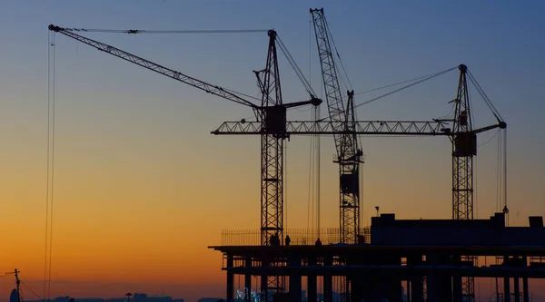 Construction Cranes Building House Background Sunset Dark Sky — Stock Photo, Image