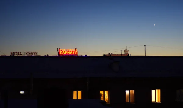 Gloeiende Inscriptie Barnaul Hotel Achtergrond Van Avondhemel — Stockfoto