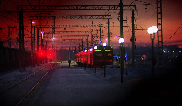 Villamos Vonat Egy Téli Estén Indul Síneken — Stock Fotó