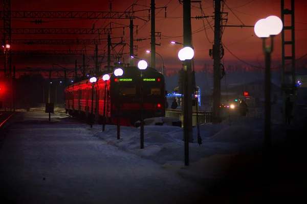 Elektrický Vlak Odjíždí Kolejích Zimním Večeru — Stock fotografie