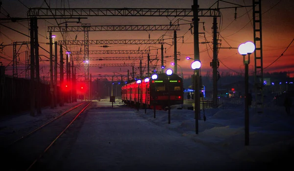 Elektrický Vlak Odjíždí Kolejích Zimním Večeru — Stock fotografie