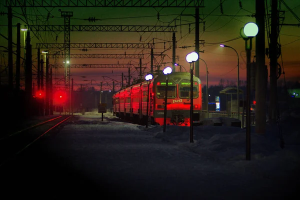 在一个冬夜 电动车在铁轨上开出 — 图库照片