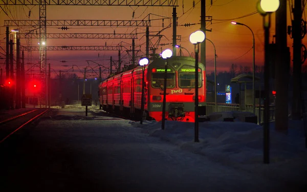 Trem Elétrico Parte Nos Trilhos Uma Noite Inverno — Fotografia de Stock