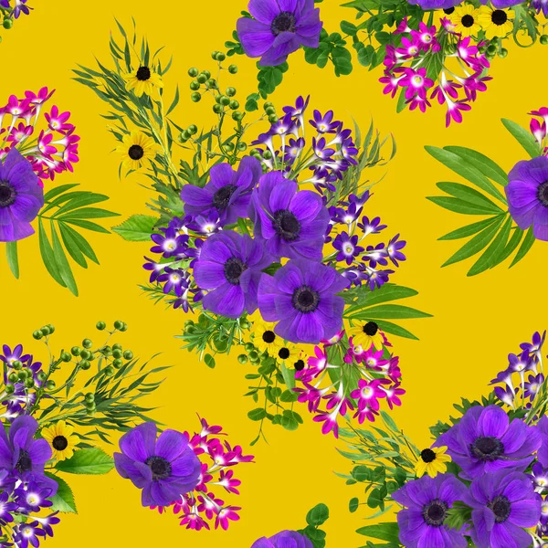 Квіткова Композиція Бутони Фіолетових Квітів Анемони Букет Рожевих Дрібних Суцвіть — стокове фото