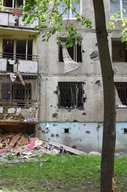 KHARKOV, UKRAINE - 25 Mayıs 2022: Rusya Ukrayna 'ya karşı savaş. Kharkov şehrindeki düşman topçu bombardımanı sonucu hasar gören çok katlı bir bina.