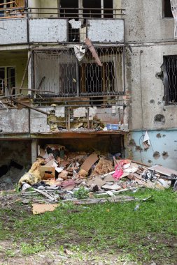 KHARKOV, UKRAINE - 25 Mayıs 2022: Rusya Ukrayna 'ya karşı savaş. Kharkov şehrindeki düşman topçu bombardımanı sonucu hasar gören çok katlı bir bina.