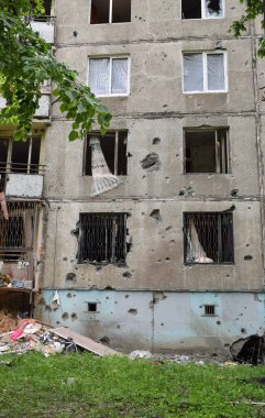 KHARKOV, UKRAINE - 25 Mayıs 2022: Rusya Ukrayna 'ya karşı savaş. Kharkov şehrindeki düşman topçu bombardımanı sonucu hasar gören çok katlı bir bina.