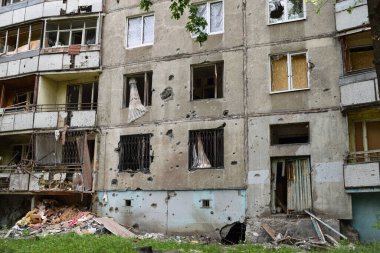 KHARKOV, UKRAINE - 25 Mayıs 2022: Rusya Ukrayna 'ya karşı savaş. Kharkov şehrindeki düşman topçu bombardımanı sonucu hasar gören çok katlı bir bina.
