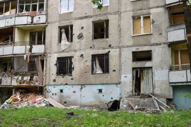 KHARKOV, UKRAINE - 25 Mayıs 2022: Rusya Ukrayna 'ya karşı savaş. Kharkov şehrindeki düşman topçu bombardımanı sonucu hasar gören çok katlı bir bina.
