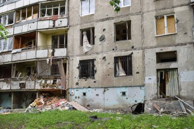KHARKOV, UKRAINE - 25 Mayıs 2022: Rusya Ukrayna 'ya karşı savaş. Kharkov şehrindeki düşman topçu bombardımanı sonucu hasar gören çok katlı bir bina.