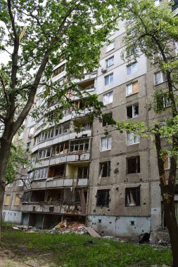 KHARKOV, UKRAINE - 25 Mayıs 2022: Rusya Ukrayna 'ya karşı savaş. Kharkov şehrindeki düşman topçu bombardımanı sonucu hasar gören çok katlı bir bina.