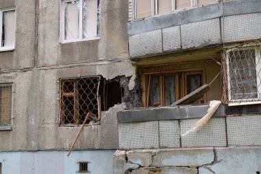 KHARKOV, UKRAINE - 25 Mayıs 2022: Rusya Ukrayna 'ya karşı savaş. Kharkov şehrindeki düşman topçu bombardımanı sonucu hasar gören çok katlı bir bina.