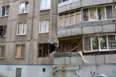 KHARKOV, UKRAINE - 25 Mayıs 2022: Rusya Ukrayna 'ya karşı savaş. Kharkov şehrindeki düşman topçu bombardımanı sonucu hasar gören çok katlı bir bina.