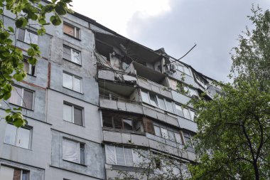 KHARKOV, UKRAINE - 25 Mayıs 2022: Rusya Ukrayna 'ya karşı savaş. Kharkov şehrindeki düşman topçu bombardımanı sonucu hasar gören çok katlı bir bina.
