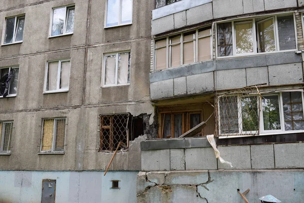 KHARKOV, UKRAINE - 25 Mayıs 2022: Rusya Ukrayna 'ya karşı savaş. Kharkov şehrindeki düşman topçu bombardımanı sonucu hasar gören çok katlı bir bina.