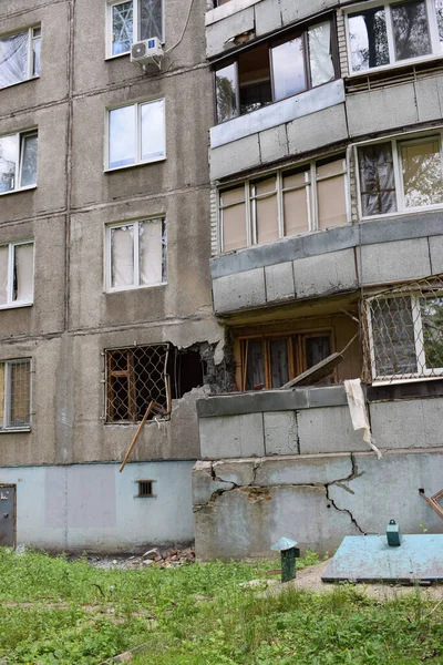 KHARKOV, UKRAINE - 25 Mayıs 2022: Rusya Ukrayna 'ya karşı savaş. Kharkov şehrindeki düşman topçu bombardımanı sonucu hasar gören çok katlı bir bina.