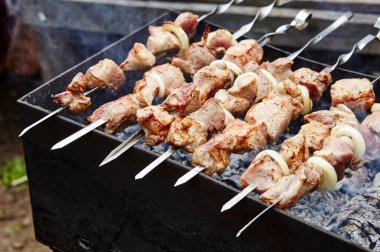 Salamura edilmiş şiş mangal ızgarasında mangal yapmaya hazırlanıyor. Geleneksel Rus şiş kebap şişi.