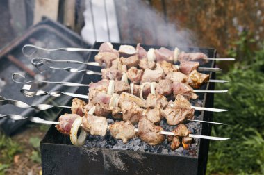 Salamura edilmiş şiş mangal ızgarasında mangal yapmaya hazırlanıyor. Geleneksel Rus şiş kebap şişi.