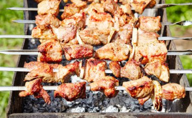 Salamura edilmiş şiş mangal ızgarasında mangal yapmaya hazırlanıyor. Geleneksel Rus şiş kebap şişi.