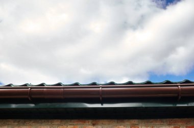 Kenar mahalle binasının ön cephesi. Gökyüzüne karşı çatı manzarası